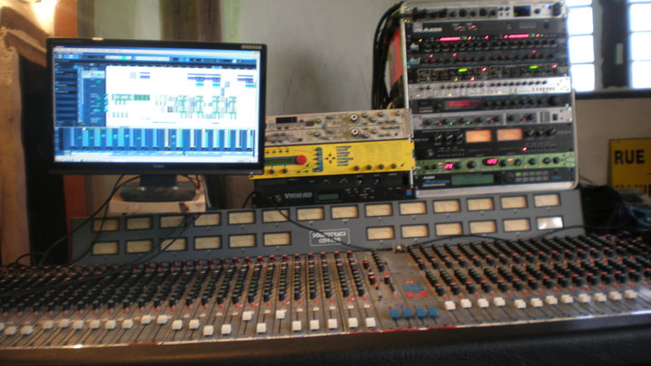 studio radio bomb